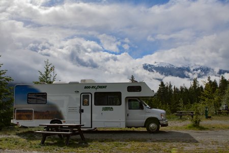 Onze camper met op de achtergrond de bergen rondom Whistler